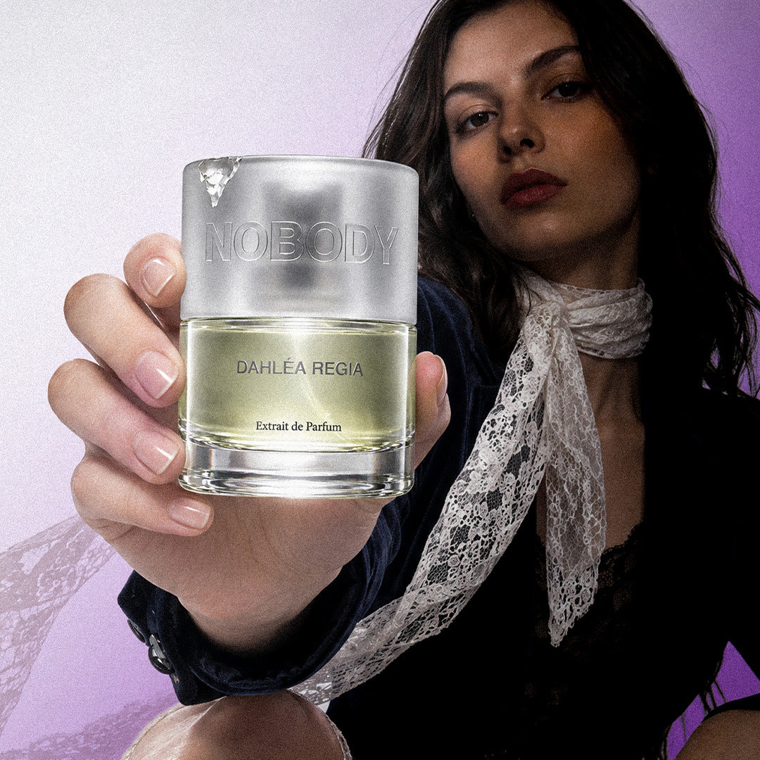 Model holding Dahlea Regia