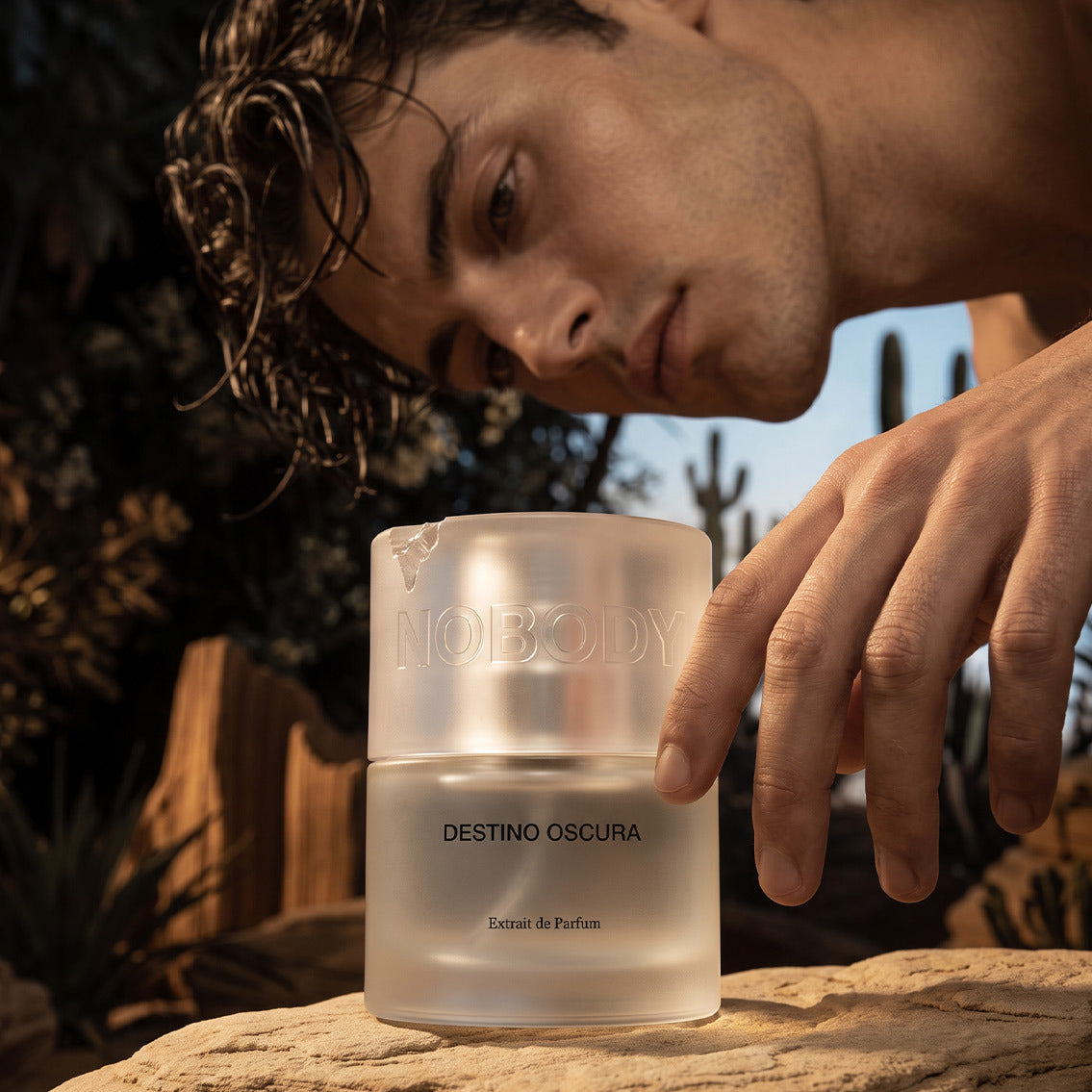 Model holding Destino Oscura