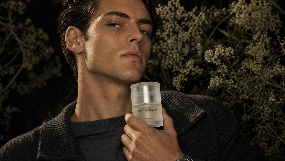 Model holding Destino Oscura